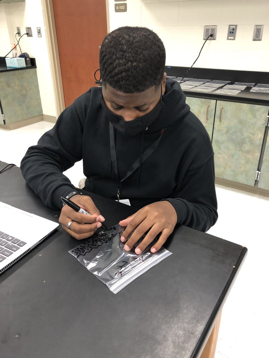 natscakes11's tweet image. We’ve got Science, yes we do!!! #cloudinabag #reviewingthewatercycle #scientificmodels #energytransfer #molecularmotion #settingupanexperiment @NNMSWildcats @CollierScience