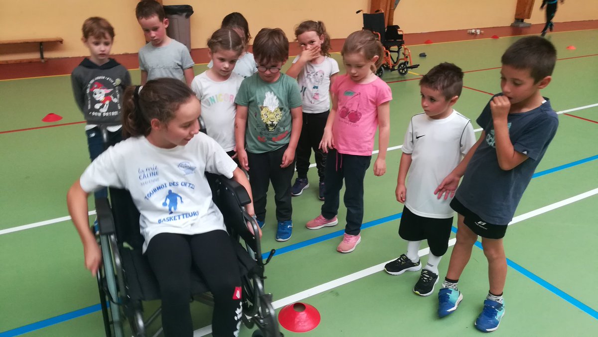 Retour sur la #JNSS2020 à Ambrières où 80 enfants ont pu découvrir diverses activités sportives dont un #défi2024. Ateliers encadrés par des élèves élus au comité USEP de l'association locale : bel exemple d'engagement associatif👍
<a href="/usepnationale/">USEP nationale</a>
<a href="/acnantes/">Académie de Nantes</a>
#generation2024