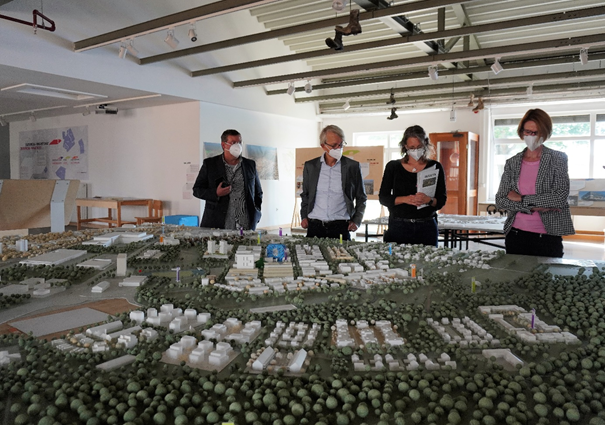 Csells_SINTEG's tweet photo. Zweite Station der gestrigen #AcCELLerator Tour: Das Innovationsquartier #FRANKLIN in #Mannheim. Im Zeitstromhaus wurde das Projekt durch @MVV_Partner vorgestellt und anhand einer Miniaturansicht veranschaulicht. #Csells #SINTEG https://t.co/TT6sW1AZ6D