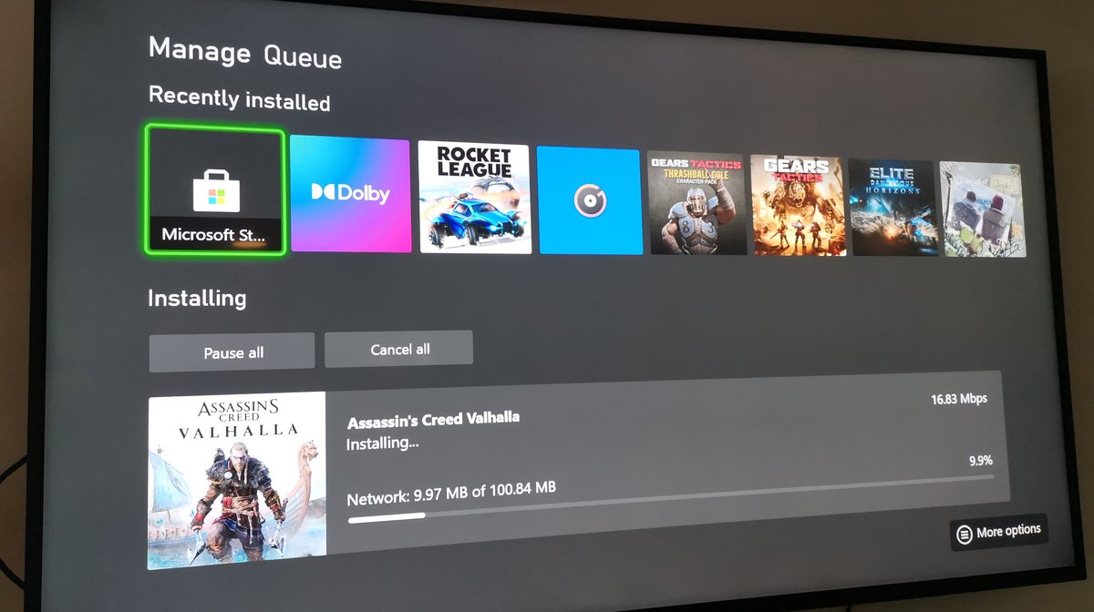 Фото: геймпад Xbox Series X и карта расширения памяти на 1 ТБ