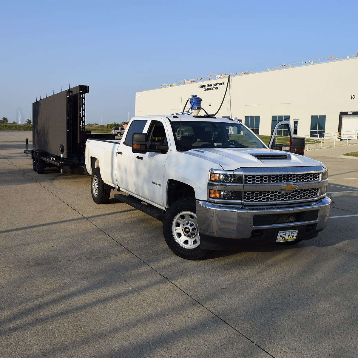 InsaneImpact's tweet image. Heading to the coast with the all new, giant MAX 2313 for the City of Redwood City!  #max2313 #maxmobileled #leddisplay #ledscreentrailer @RedwoodCity