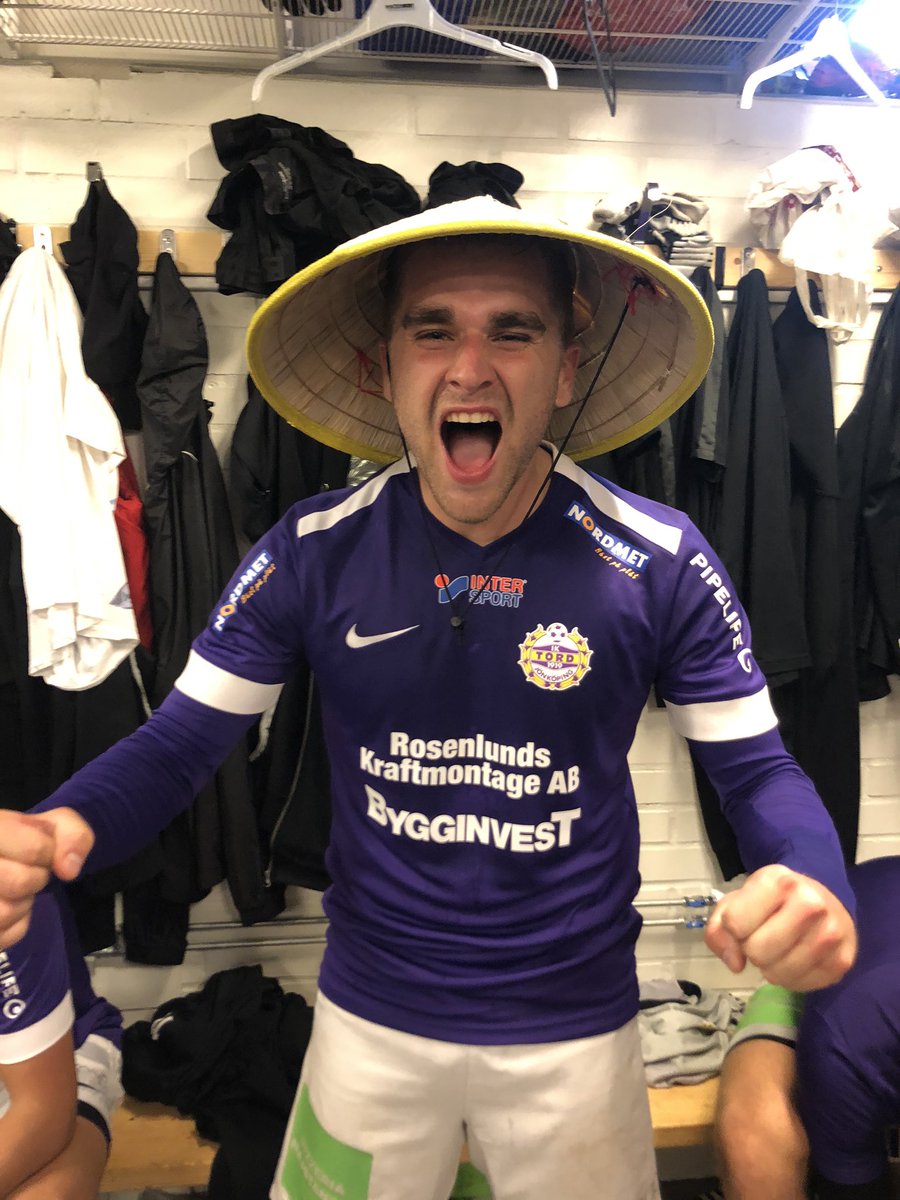 Ny vecka och Herrarna tränar för fullt som vanligt. Efter helgens vinst mot Kristianstad fick @erikwaatson ”matchens kines”, vem tror du får den på lördag när bussen rullar mot Nosaby och bortamatch? 💜 #iktord