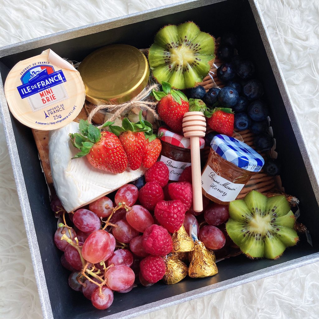 kuihtalammy's tweet photo. Cari something new? Cuba try our delicious &amp; healthy fruit and cheese platter dgn strawberries and blueberries 🙈 RM40-RM199! Perfect as gifts, picnics or for celebrations❤️ 

Delivery Semenyih via Lalamove!
https://t.co/ib4EIOgyrC https://t.co/gF3naNFnXa