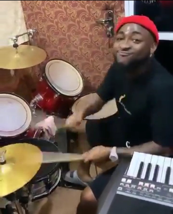 2.While OBO showcased his other talent(drumming) in a video he posted, a popular fan of his(Mbah) was praising him when a random Wizkid FC guy came and said Mbah is a hypocrite, that if it was a random drummer,Mbahs hair would have grown because of the backlashing