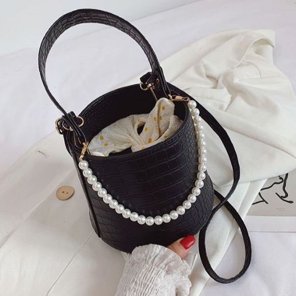 Hope Pearl Bag Price : RM35 only READY STOCK  POSTAGE : SM RM8 / SS RM11Product Info:Material : Pu LeatherSize: 17cm(L) *17cm (H) *15cm (W)