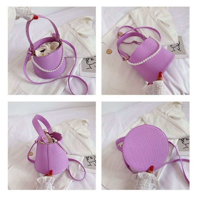 Hope Pearl Bag Price : RM35 only READY STOCK  POSTAGE : SM RM8 / SS RM11Product Info:Material : Pu LeatherSize: 17cm(L) *17cm (H) *15cm (W)