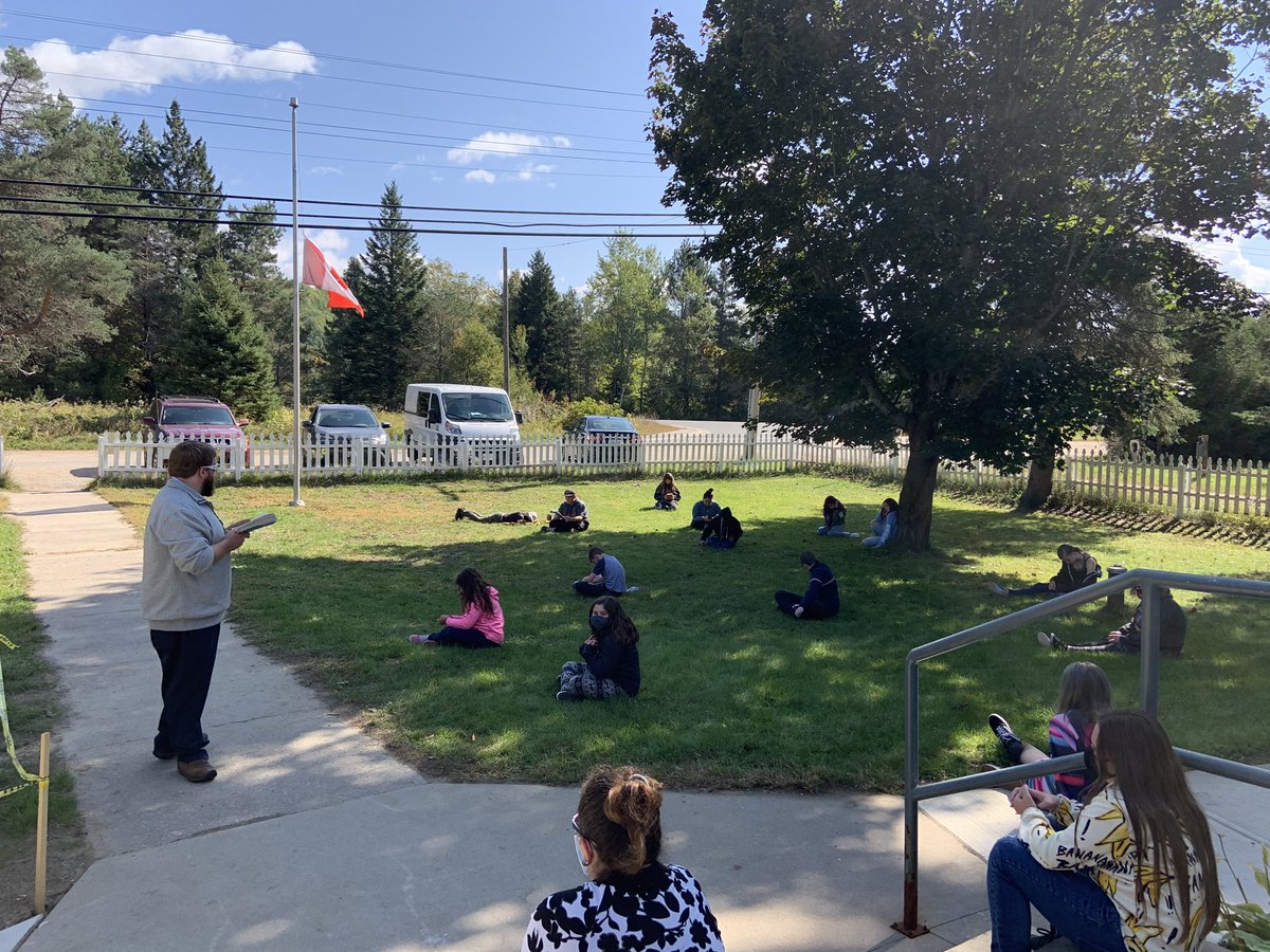 barb_davies13's tweet photo. Listening to teacher read while we sit under a tree - ahhh outdoor learning#tldsb #@whahn96 #wilberrocks https://t.co/0wyliCqaWr