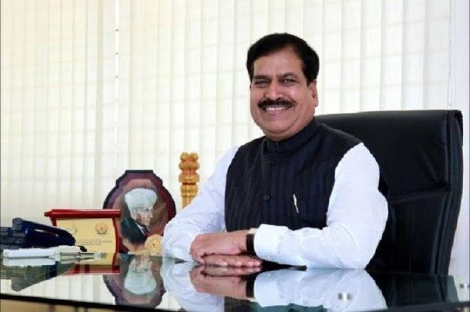 sandeep_16singh's tweet photo. Union Minister for state Railways @SureshAngadi_ passed away due to Covid-19 ,condolences to his family. Om shanti. 
#SureshAngadi https://t.co/RwCI0PIvWn