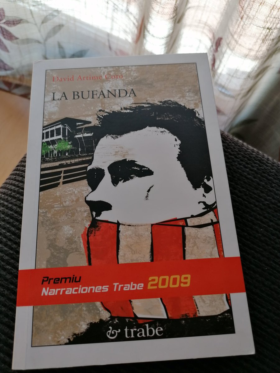 carriches8's tweet photo. Aquí le tienes @hijodeldesorden #LaBufanda libro sobre un ultra del Sporting (no real), la característica de este libro es q está escrito en asturiano o bable como prefieras aunq se lee perfectamente.. Ya sabes q nos vale todo jejeje... paso el balón a tu tejado de nuevo. https://t.co/GoQroFAJW0