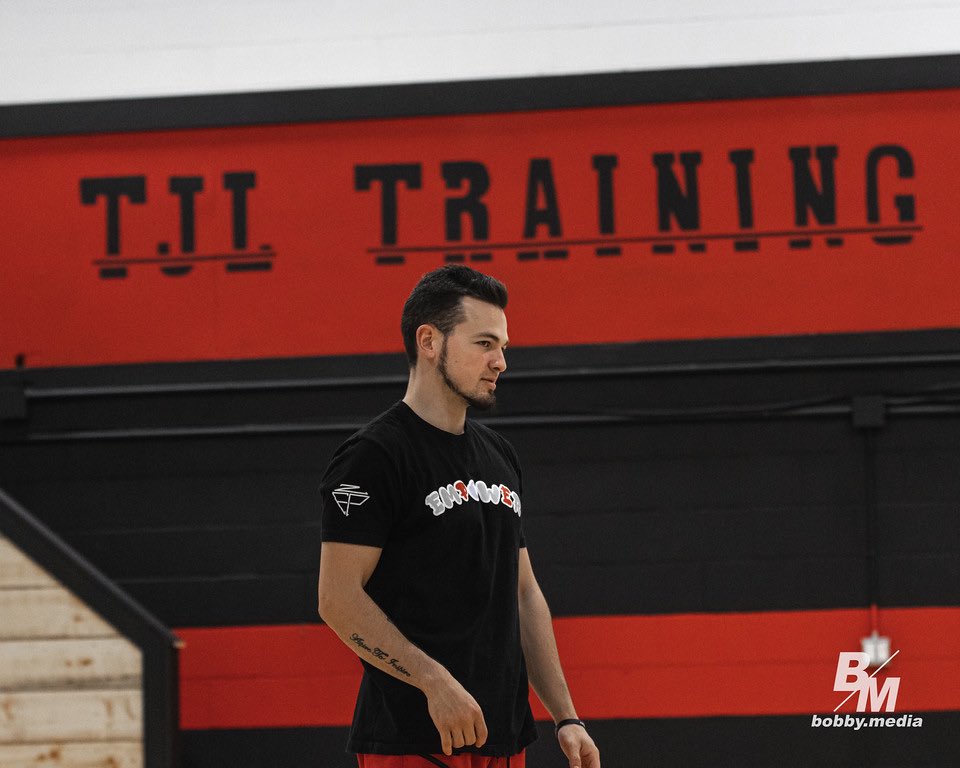 tjltraining's tweet photo. Welcome to my own gym!!!

Been a long process to get this ready and completely transform this space.

For a more in depth look at the gym and the transformation check out the newest YouTube video: https://t.co/4vepbS4wTy https://t.co/Dd2KSgJDk5