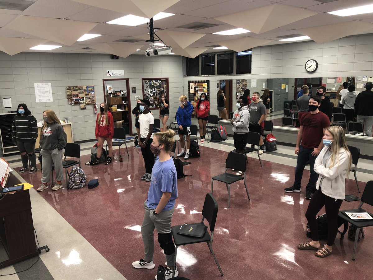 MexicoHSChoir's tweet photo. A #tardytweet , but Noteworthy is rehearsing music for the concert as usual, just with more separation and wearing masks 🎶 #MEX59TLC #CaringComeback @mexicohssports https://t.co/hrXZcT3gEb