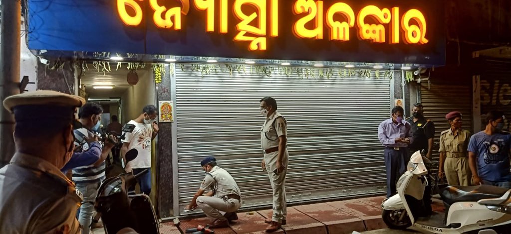 dcp_cuttack's tweet photo. କୋଵିଡ଼ ନିୟମକୁ ଖୋଲାଖୋଲି ଭାବରେ ଉଲଂଘନ  କରିଥିବାରୁ ଦରଘା ବଜ଼ାର ଥାନା ଅଞ୍ଚଳର ଜ୍ୟୋସ୍ନା ଅଳଙ୍କାର ଦୋକାନ ଉପରେ ଦରଘା ବଜାର ଥାନାର ଭାରପ୍ରାପ୍ତ ଅଧିକାରୀ ଆଜି ଡିସିପି କଟକ ଓ ଏସିପି ଜୋନ-୨ଙ୍କ ଉପସ୍ଥିତିରେ ଦୃଢ କାର୍ଯ୍ୟାନୁଷ୍ଠାନ ଗ୍ରହଣ କରିବା ସହିତ ଉକ୍ତ ଦୋକାନ କୁ ସିଲ କରିଛନ୍ତି I https://t.co/QpUMjuKYHj