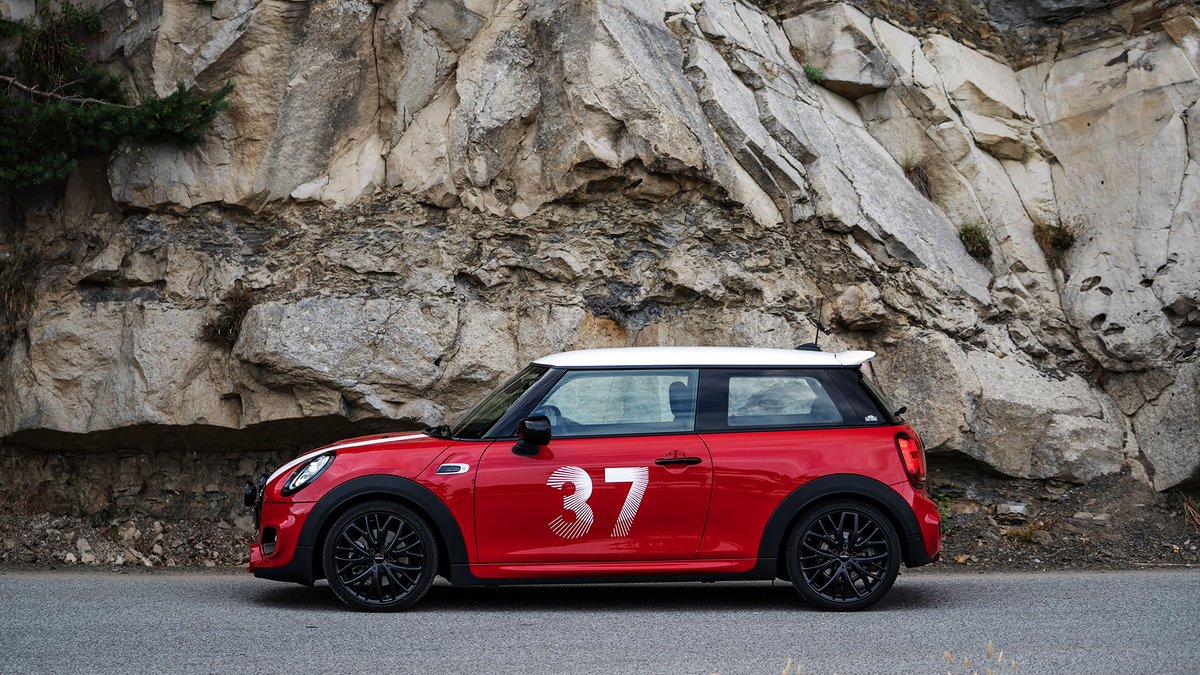 MINI's tweet image. The MINI #PaddyHopkirk Edition lets you celebrate MINI racing heritage on the go.

bit.ly/3hRWP9z

[MINI Cooper S 3-Door Hatch: Fuel Consumption combined: 6.5 - 5.6 l/100 km, CO2 Emission combined: 147 - 127 g/km]. Model shown with additional equipment.