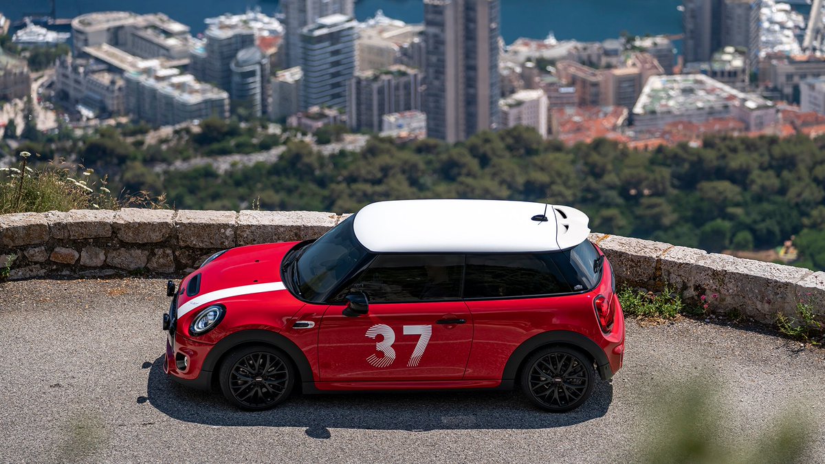 MINI's tweet image. The MINI #PaddyHopkirk Edition lets you celebrate MINI racing heritage on the go.

bit.ly/3hRWP9z

[MINI Cooper S 3-Door Hatch: Fuel Consumption combined: 6.5 - 5.6 l/100 km, CO2 Emission combined: 147 - 127 g/km]. Model shown with additional equipment.