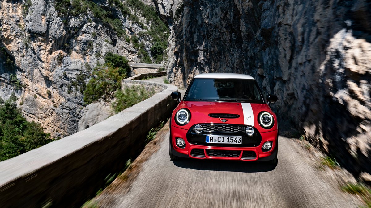 The MINI #PaddyHopkirk Edition lets you celebrate MINI racing heritage on the go.

bit.ly/3hRWP9z

[MINI Cooper S 3-Door Hatch: Fuel Consumption combined: 6.5 - 5.6 l/100 km, CO2 Emission combined: 147 - 127 g/km]. Model shown with additional equipment.