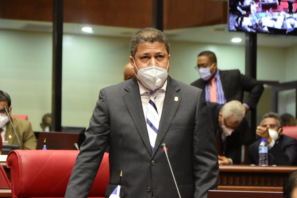 Sesión No. 00008 | El senador Martín Nolasco, de la Comisión Permanente de Asuntos Agropecuarios y Agroindustriales, rinde informe favorable sobre proyecto que solicita auxiliar a la República Dominicana por los daños causados por el paso de la tormenta Laura.