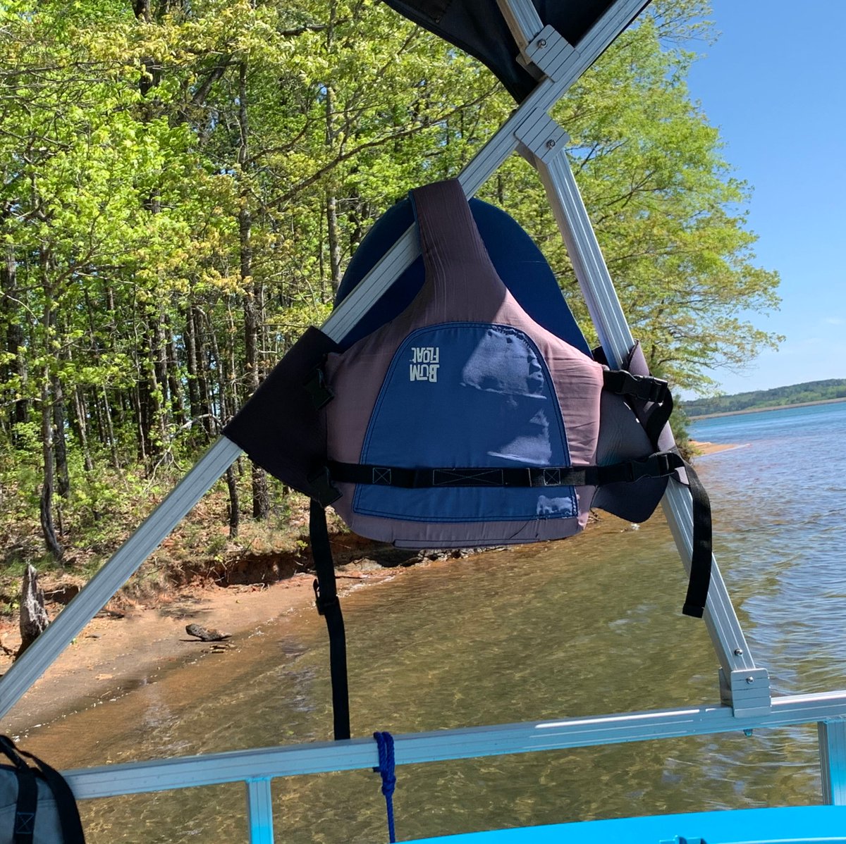 BumFloat's tweet image. Sure it looks like a diaper. But it’s a diaper that can float. Learn why BumFloats are perfect for your next lake trip: bit.ly/2vt1TOK #outdoors #lakelife #bumfloat