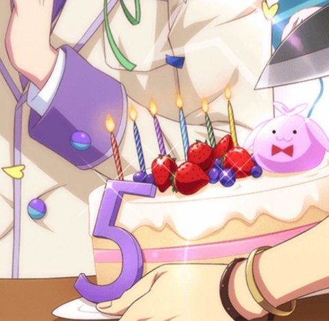 Sogo's cake is still similar to Iori's and Yamato's BUT it has blueberries and ribbon around the cakeAlso the rabbit has Sogo's little hair sprout and that's just 