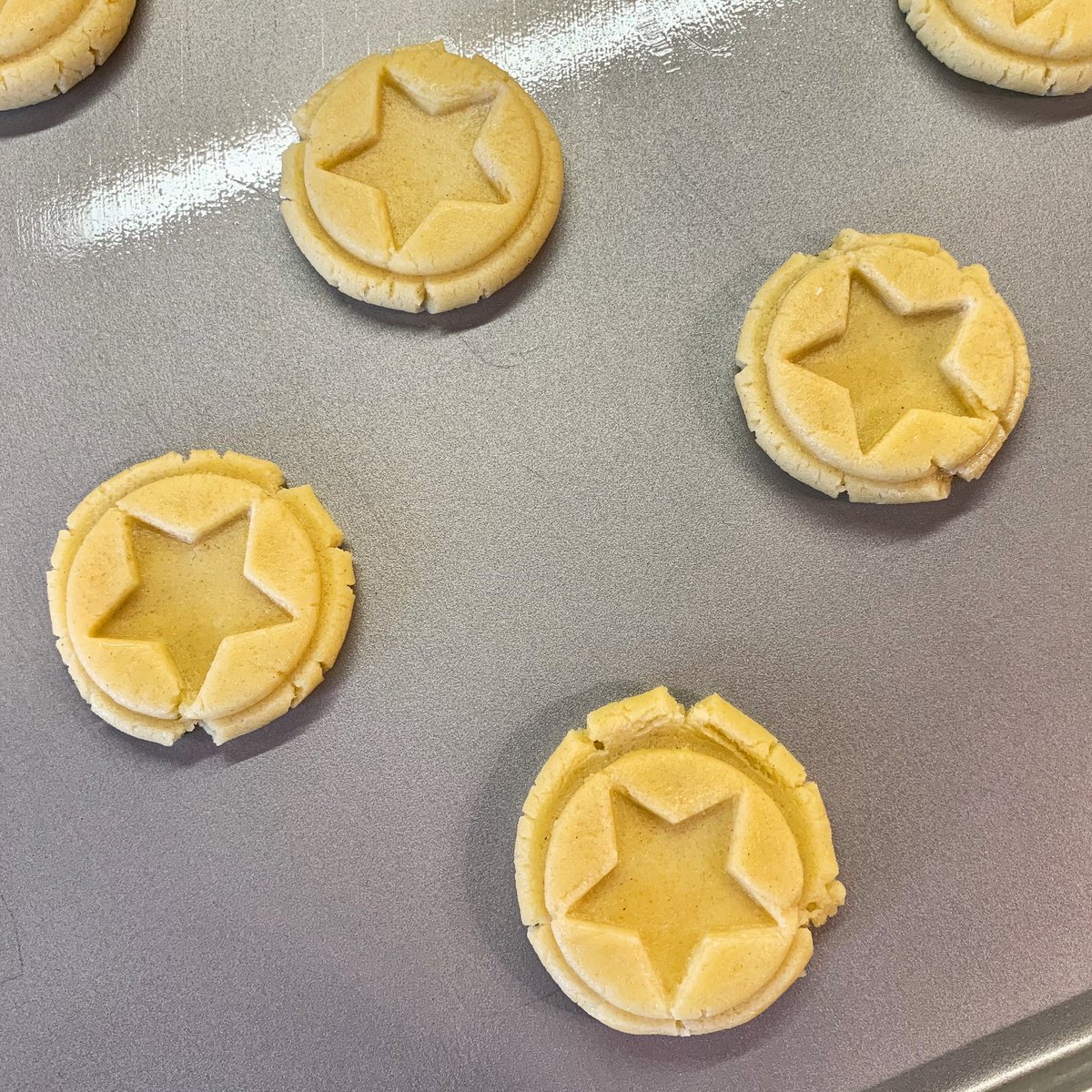 nikkilewisphoto's tweet photo. Used a new toy making my fork biscuits today.
#forkbiscuits #starcookiestamp #cookiestamp #rbvbirkmann #preparationsforchristmas #baking #bakingfromscratch #nikkilewisphotography #nikkilewisphotos #hertfordshire #hertslife #herts #bakinglove #isolationbaking #isolationlife https://t.co/LVtcliEPBz