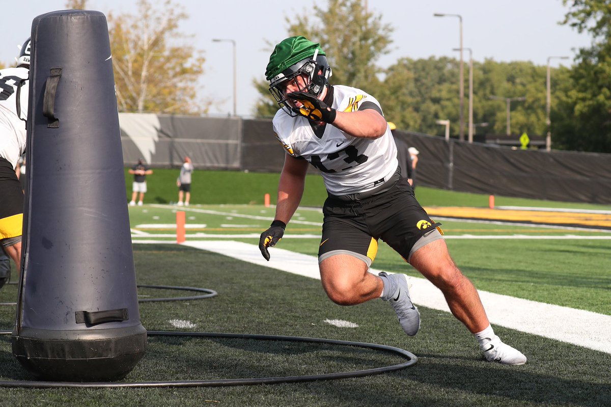 HawkeyeFootball's tweet photo. Preparing to be the best | #Hawkeyes 
📸 https://t.co/ypA2650ATv https://t.co/JC1tIVaoT8