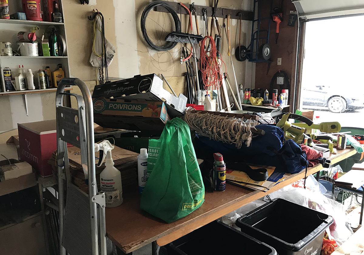 LisaTheMover's tweet image. it's a fabulous fall day....but if you've got a move in your future, you need to get packing. Maybe tackle the garage today? #LisaKnowsMoving  #MovingCanBefun