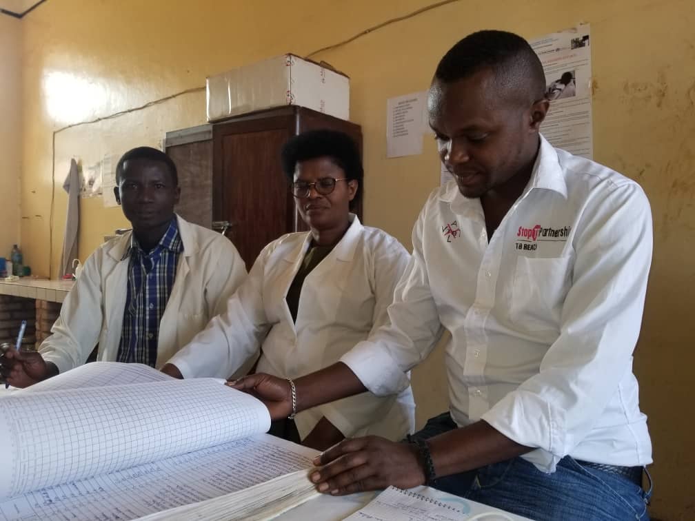 AVLTzeroTB_Bdi's tweet photo. Ce 22.09.2020, L'équipe de coordination du projet: "Renforcer le dépistage précoce et actif de la TB via 30 campus Stop-TB universitaires en 2020", projet en train d'être mis en exécution par #AVLT sous l'appui de @StopTB, a visité les laboratoires du Centre de Santé #Gitega.
1/2 https://t.co/Ds1CTgEpb0
