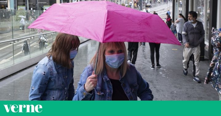 ¿Qué hacer con la mascarilla si se moja bajo la lluvia? buff.ly/2ZXe5E7 a través de <a href="/verne/">verne</a>