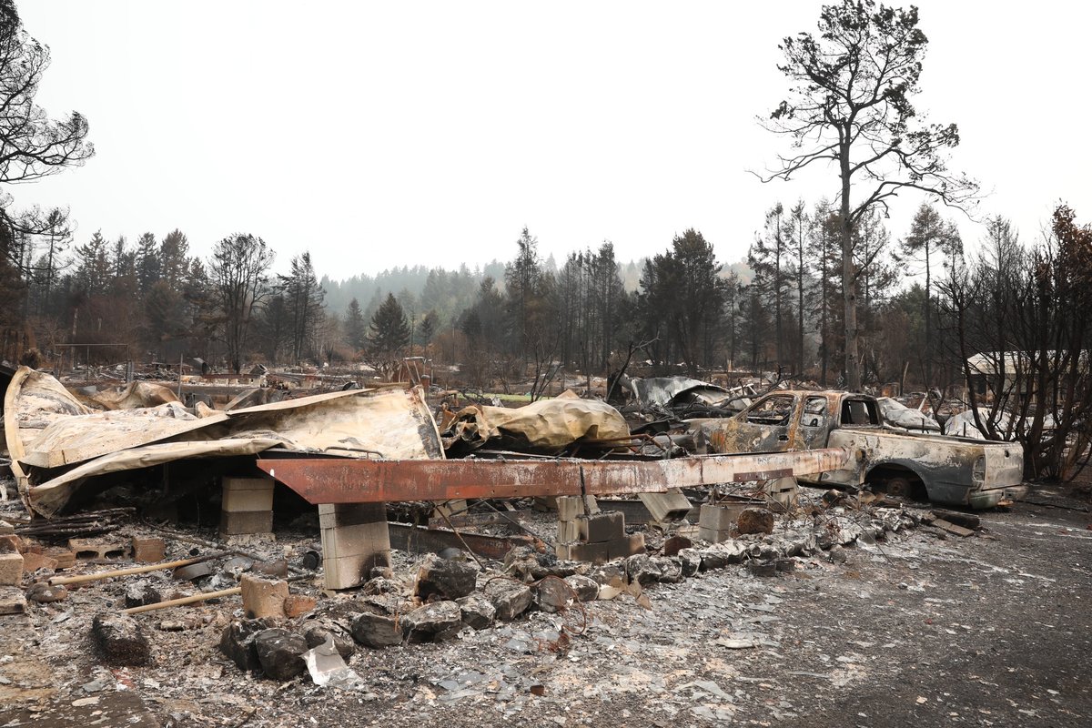 #DisastersDontWait! Know how to be safe when cleaning up debris after a wildfire:

🔥Wet debris down to minimize breathing dust particles
🔥Use a respirator when cleaning up ash to limit exposure
🔥Avoid charred ash, smoldering debris &amp; live embers

More: ow.ly/cF8U50Bze8c