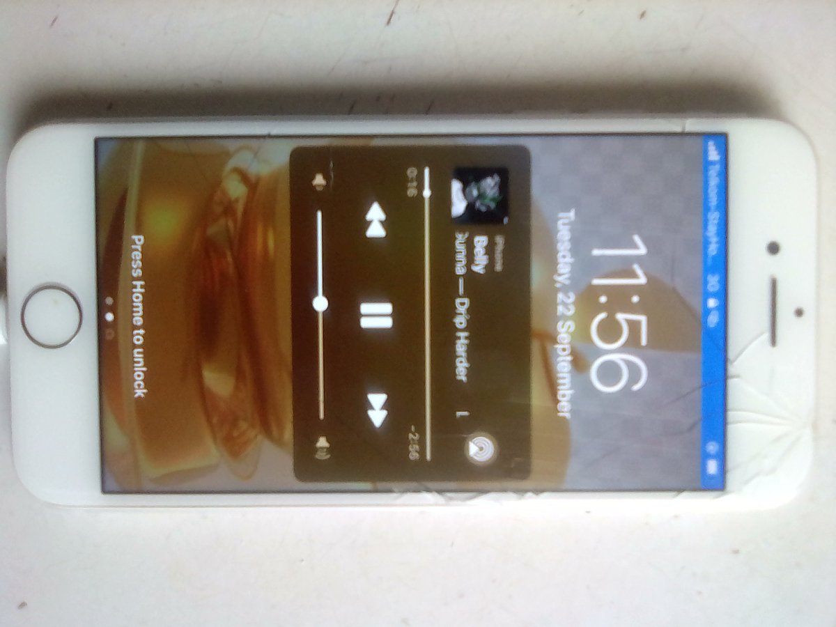 AfroDaDeep's tweet photo. IPhone 7 with small cracks and 32gb ROM on sale... https://t.co/ntv4UvymR8