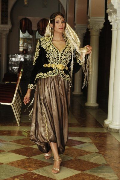 Alger : le karakou, veste brodé de fils d'or et le traditionnel haik, voile blanc en dentelle caractéristique de la Casbah.