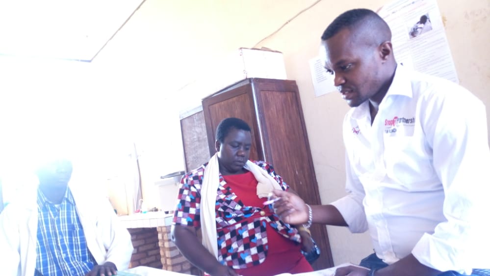 AVLTzeroTB_Bdi's tweet photo. Ds ce CDS, c'est où les membres des Clubs Stop TB de 4 universités sis au capital politique 🇧🇮, @Gitega, font dépister les étudiants présumés malades de la TB
Cette visite avait le but de se rendre compte des activités faites &amp; renforcer les relations entre ce CDS &amp; ces Clubs
2/2 https://t.co/5LTLN3Fulp