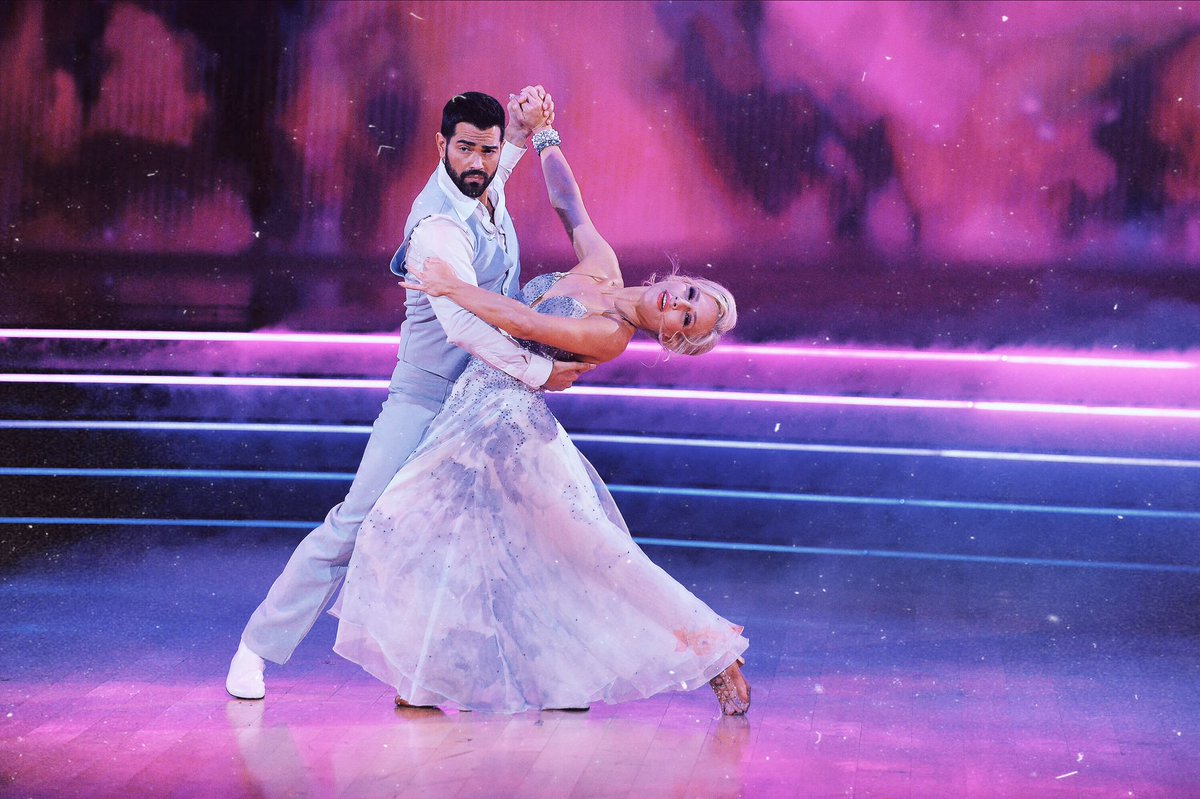 here’s to the magical foxtrot @SharnaBurgess & @jessemetcalfe gave us yesterday ✨ #TeamAllIn #DWTS