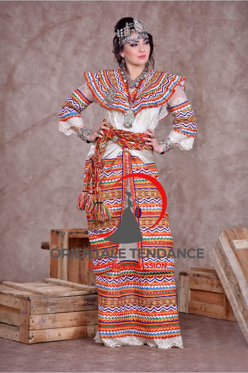 La Kabylie : connue pour son artisanat et ses costumes colorés. Les bijoux traditionnels sont originaires de la région de Tizi-Ouzou.