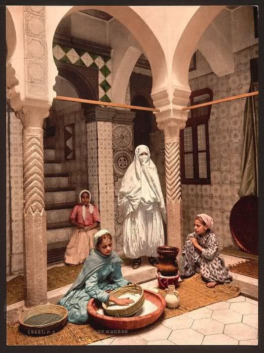 Alger : le karakou, veste brodé de fils d'or et le traditionnel haik, voile blanc en dentelle caractéristique de la Casbah.