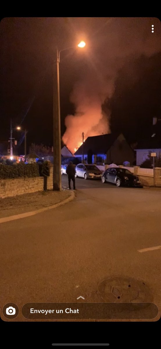 andyXVlll's tweet photo. Bon les gens première fois que je demande ça, la maison de mon meilleur pote à brulé de 00h à 1h il a tout perdu vetement papier ect, si vous avez des vêtements pour lui et sa famille venez DM et je vais ouvrir une cagnotte pour l'aider 
RT pour plus de visibilité please 🙏🏽 https://t.co/R9IQ1q9QJN