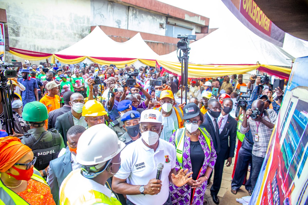 This afternoon, we symbolically handed over Agbowo Shopping Complex on a long lease concession to Messrs Whitestone Global Ltd for N4.9 Billion. Their mandate is to convert this moribund structure into premium commercial real estate and a 4-star hotel.