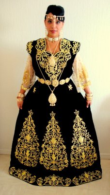 L' Est Algérien : (Constantine et Annaba) La djebba est l'une des robes les plus chères, elle est très populaire en Algérie et immortalise l’histoire prestigieuse de ces deux villes.
