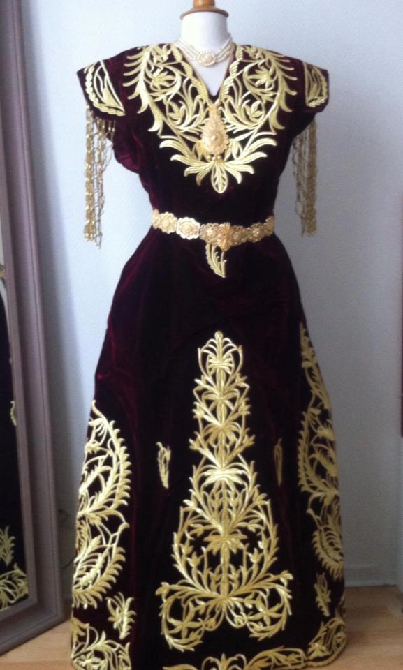 L' Est Algérien : (Constantine et Annaba) La djebba est l'une des robes les plus chères, elle est très populaire en Algérie et immortalise l’histoire prestigieuse de ces deux villes.
