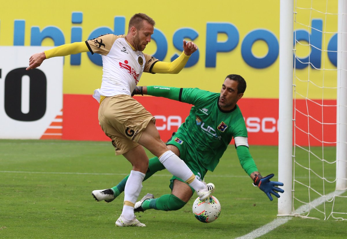 Liga1TeApuesto's tweet photo. ¡Héroe huanuqueño! 🧤⚡️

Diego Morales, arquero de @AlianzaUDH, se convirtió en protagonista del juego tras atajarle un penal al goleador Danilo Carando. 

¿Podrá superarlo el ataque cusqueño? 🤔

#AlientaDesdeCasa https://t.co/57HUd1PSlN