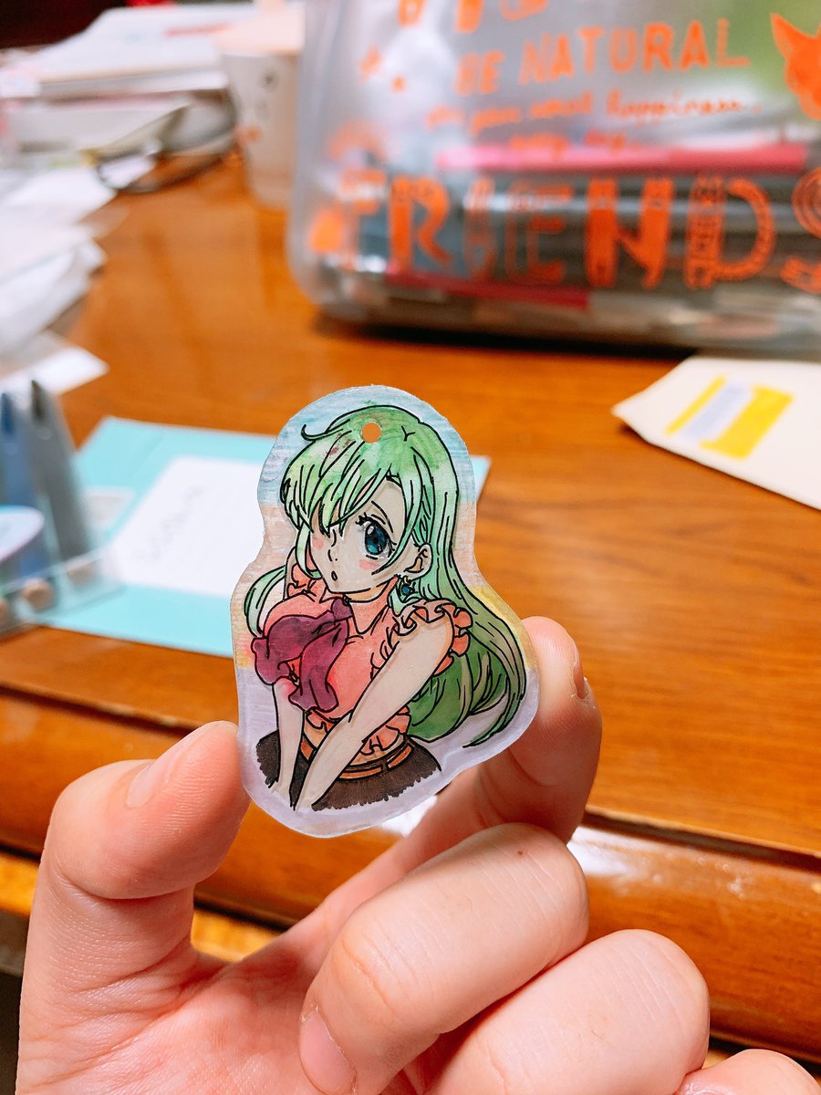 さささ Q 三 P ちむ ちょっとやってみてって言われて久しぶりにプラ板やってみたけどやすりかけて色鉛筆で塗るのめっちゃ綺麗に色つく めっちゃ楽しいこれは トップコートは 油性ペンドロドロになるし水溶性ニスはコピック滲むし 水性ニスを探そう