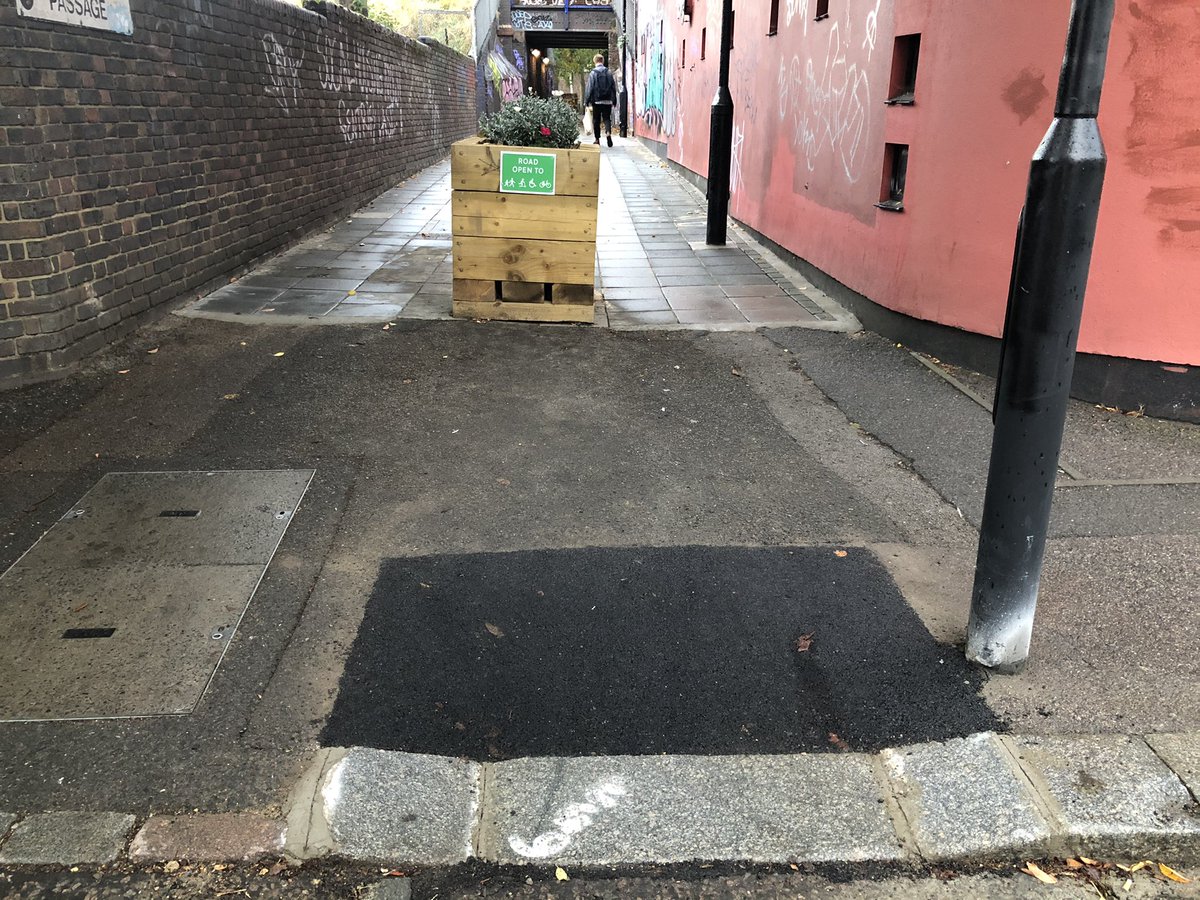 A nice touch at Somerleyton Passage in Brixton - new dropped kerbs at both end to make it easy to cycle. Good attention to detail  @clairekholland!