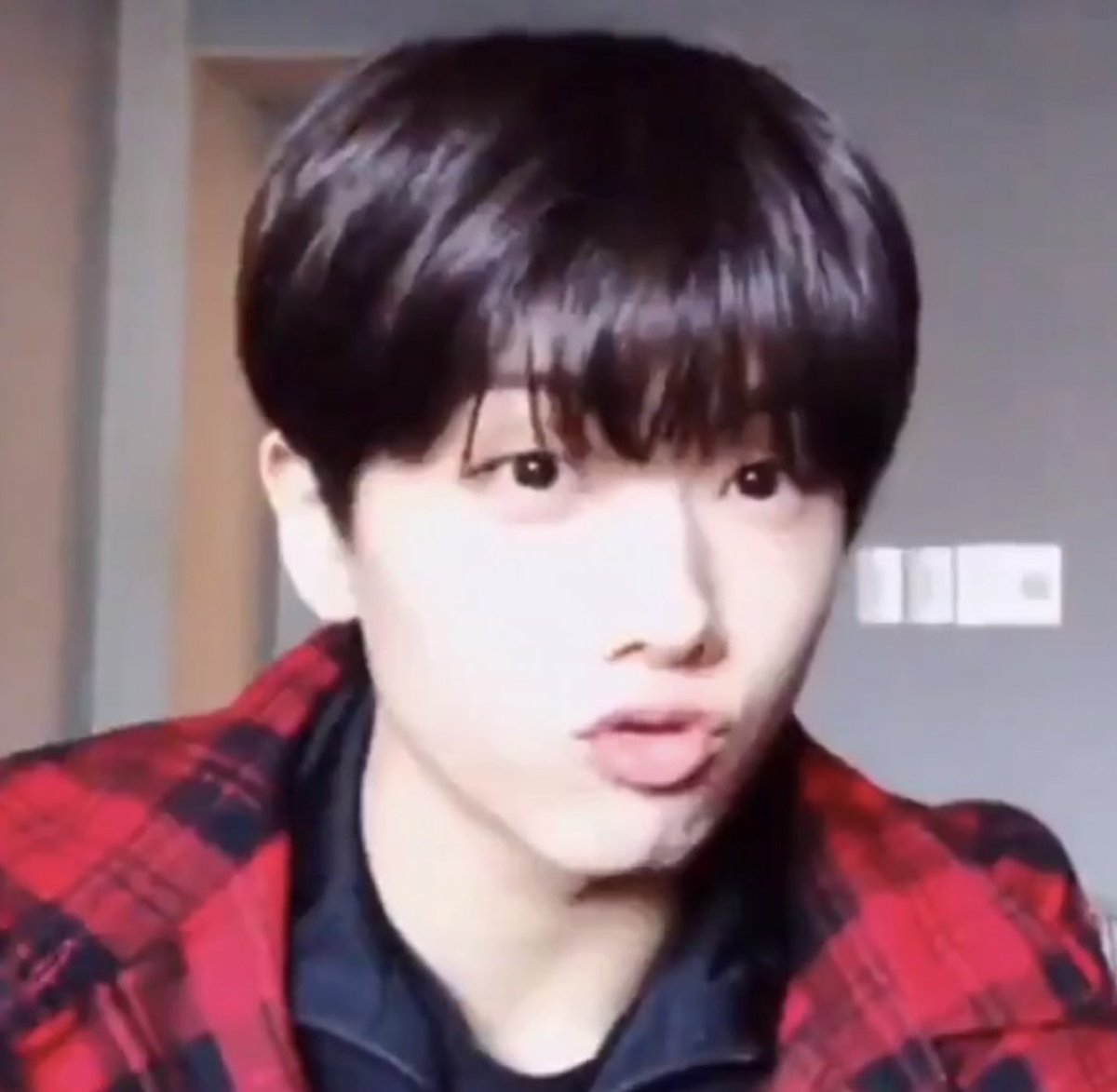 fromiIf's tweet image. cries hes so tiny