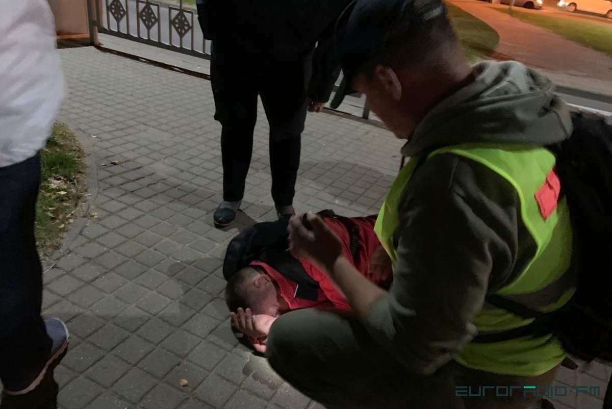 Another man injured in  #MinskHe's lying in Pushkinskaya where earlier protesters retaliated against riot police.