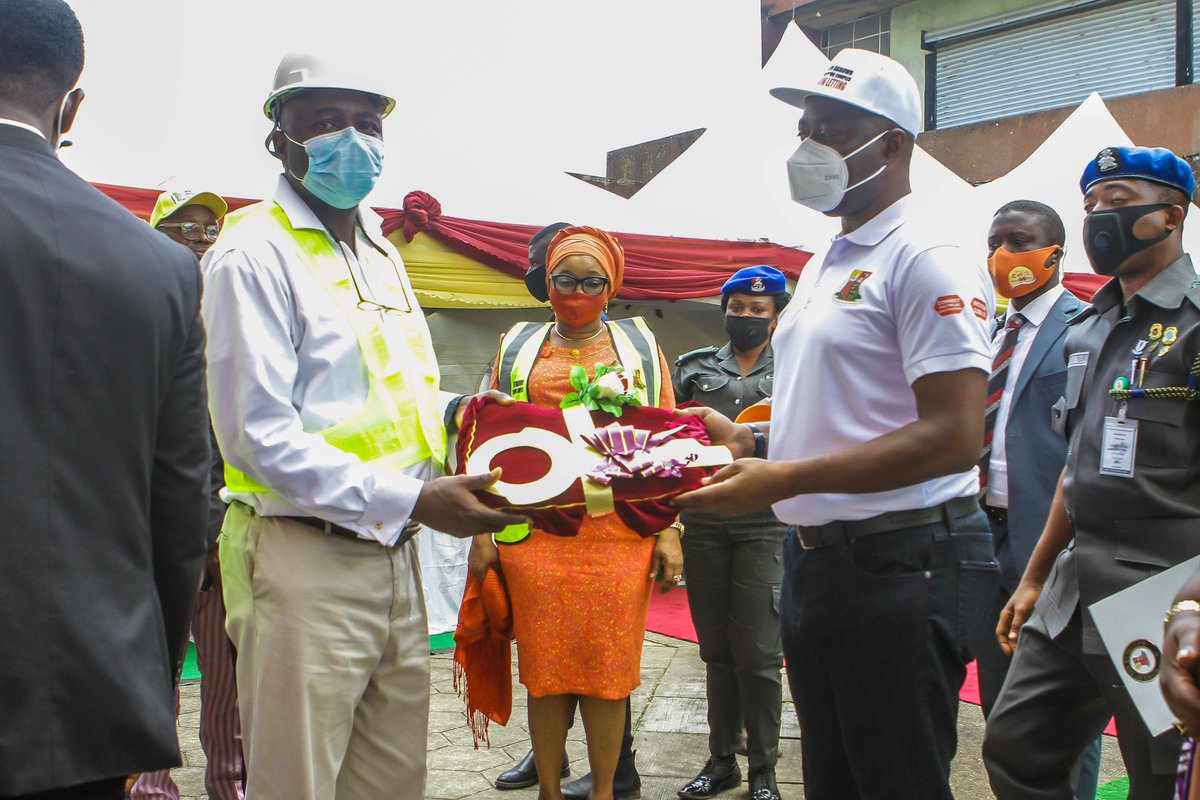 oyostategovt's tweet photo. Oyo Govt Hands over Agbowo Shopping Complex for remodelling

This afternoon, the Governor of #Oyostate, Engr. Seyi Makinde flagged off the renovation and remodelling of Agbowo Shopping Complex. 

The Governor in his remark during the symbolic handing over made it known that the https://t.co/OhjuV2J94I