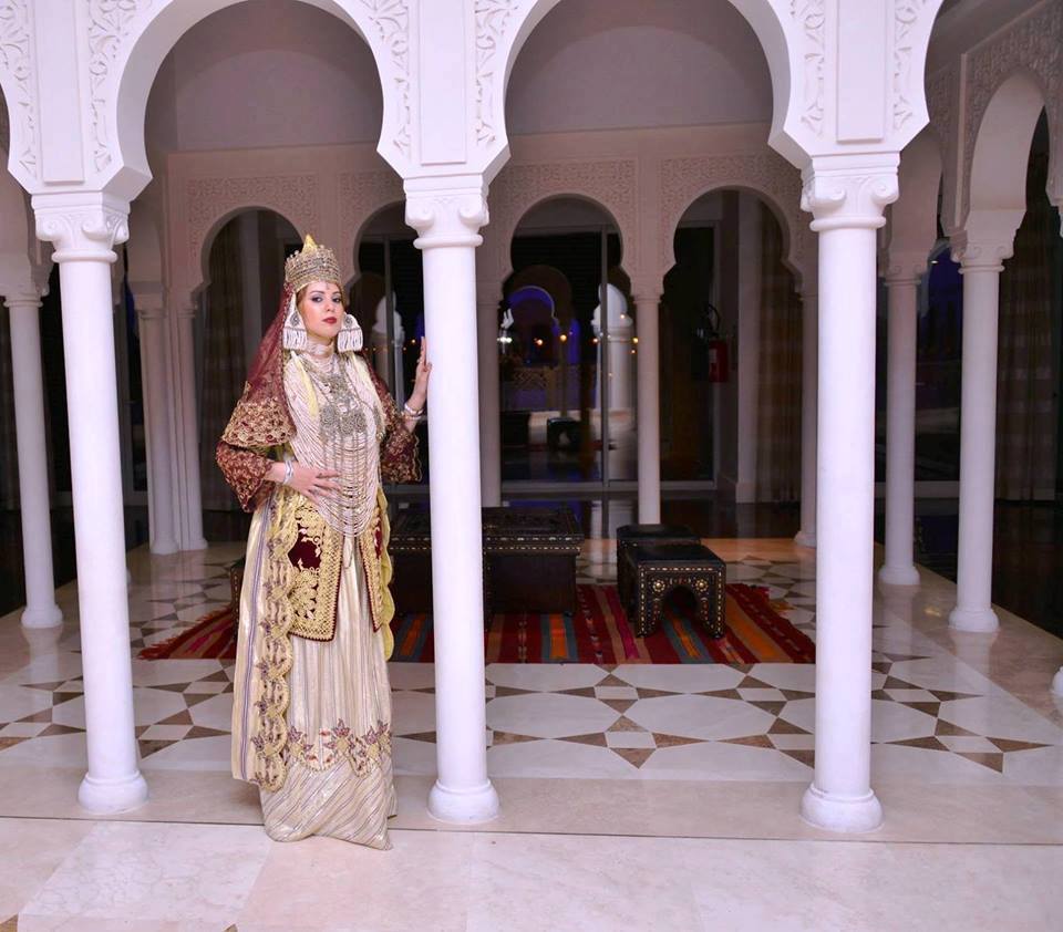 Tlemcen : La chedda est une tenue traditionnelle algérienne, plus précisément de la ville de Tlemcen, mais également portée dans l'ouest du pays notamment à Oran et Mostaganem. Pur produit de l'artisanat tlemcénien, elle était portée par les princesses tlemcéniennes d'antan.