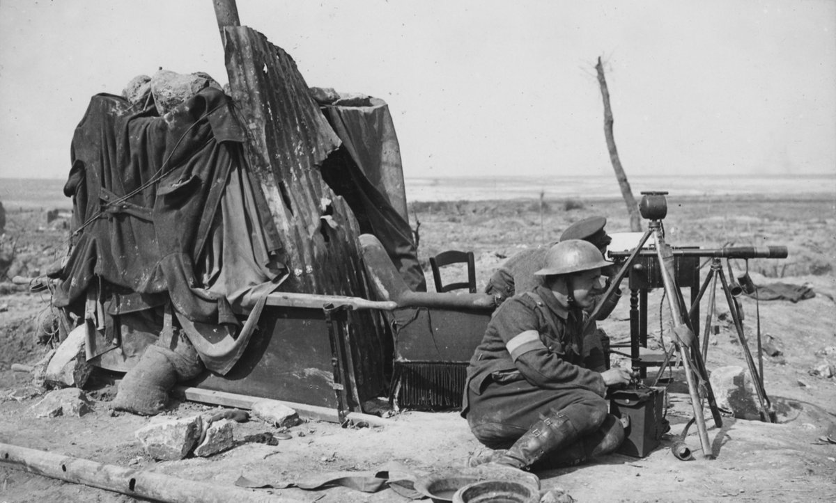 Hand signs were of course often used in #WorldWarI, but for communication at longer distances, there were other methods. One of these examples are trench singalling lamps that uses morse keys to switch the lights on and off. 

#signlanguageday #trenchlamps #lifeinthetrenches