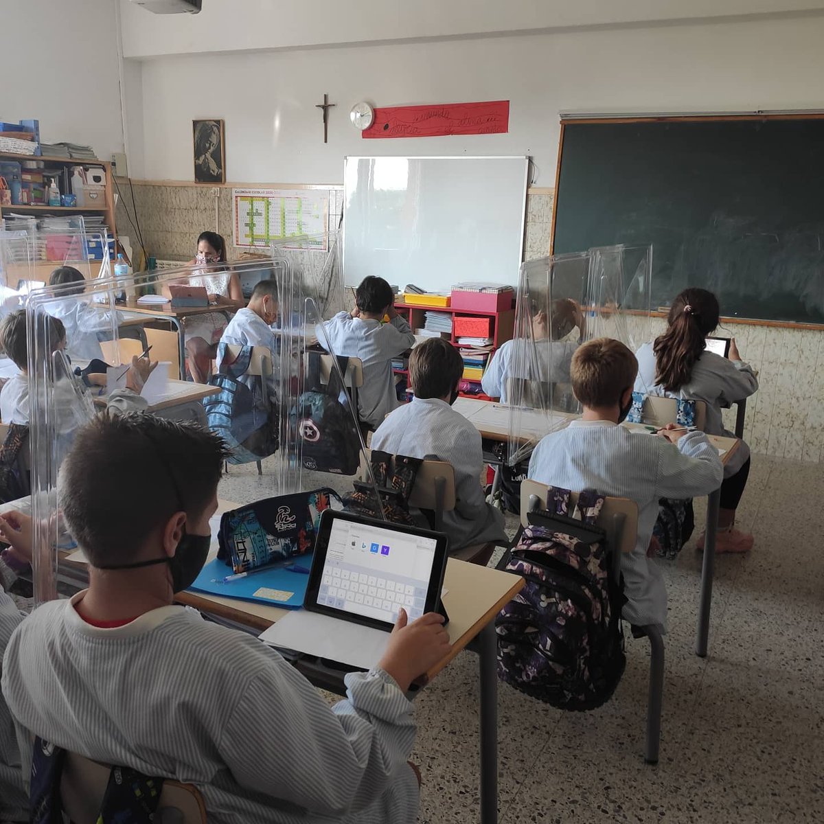 Tot i no poder fer equips de treball, continuem treballant els projectes a l'aula. Com gaudeixen els nostres alumnes! 
Us ensenyem les pantalles protectores que hem instal·lat als pupitres de primària per poder mantenir distàncies.
#NSMontserrat #Growingtogether #projectes