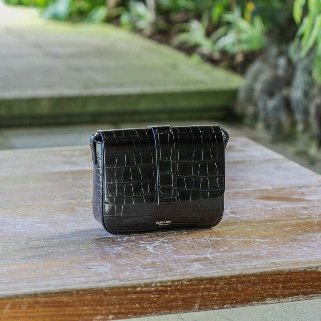 AteliersAuguste's tweet photo. Take a look at our Mini Monceau bag in black in embossed croco 🐊
#ateliersauguste #designedinparis #madeinitaly #frenchbrand #bags #MiniMonceau #design #minimalist #fashion #leather #outfit #details #embossed #croco https://t.co/7xj7gLLMTE https://t.co/ElXdFo2Ky4