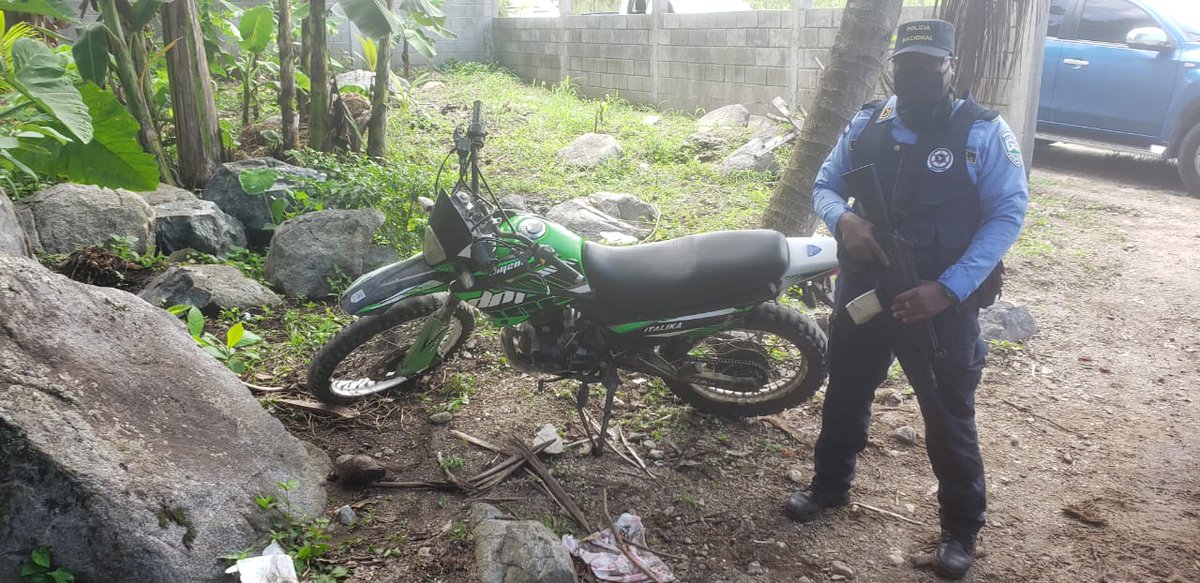 PoliciaHonduras's tweet photo. En poder de chalecos antibalas y droga son aprehendidos cuatro supuestos integrantes de la estructura criminal Mara Salvatrucha con el rango de "Chista" | Leer más...https://t.co/83ZPAYRo65 https://t.co/IclfzqCa5L