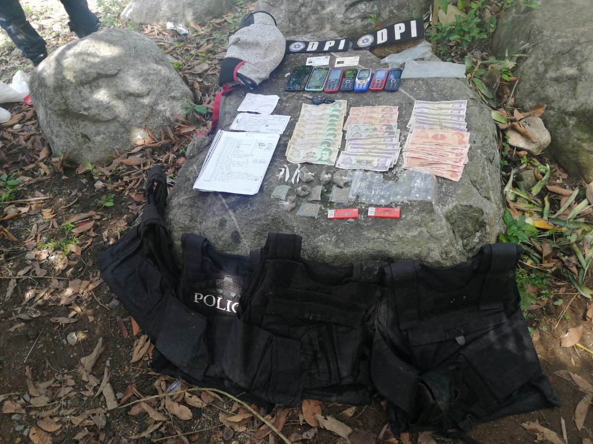 PoliciaHonduras's tweet photo. En poder de chalecos antibalas y droga son aprehendidos cuatro supuestos integrantes de la estructura criminal Mara Salvatrucha con el rango de "Chista" | Leer más...https://t.co/83ZPAYRo65 https://t.co/IclfzqCa5L